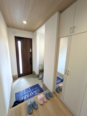 ◇泉もえぎ台　3期　1号棟　効率と利便性を意識した家事動線で過ごしやすい間取り♪の玄関|◆玄関の写真です◆
玄関ホールにシューズクロークがあると、靴だけでなくベビーカーや自転車、アウトドア用品などもしまうことができて便利です！ご家族が多くてもスッキリキレイに収納できますね♪

