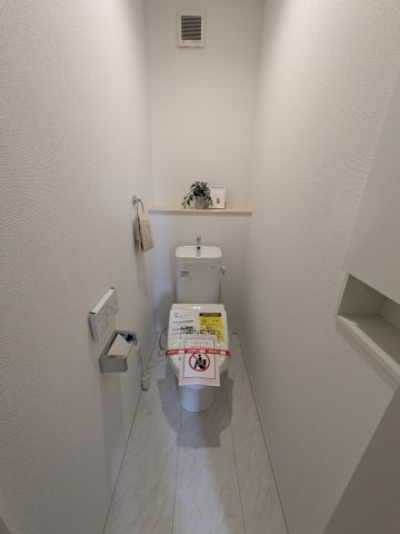 ◇泉もえぎ台　3期　1号棟　効率と利便性を意識した家事動線で過ごしやすい間取り♪のトイレ|◆トイレの写真です◆
便器にフチがないので汚れが隠れて見えない部分がありません。 お手入れがとってもラクラクです♪　一階、二階にそれぞれトイレがございますので、ご家族の多い方でも安心ですね♪

