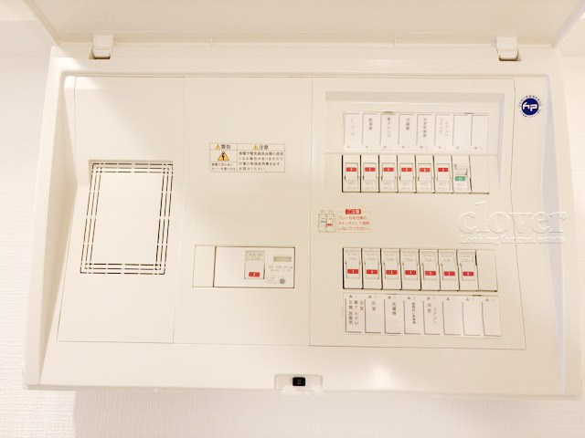 【発電・温水設備】 | 自由が丘メープル | ブレーカーや給湯設備等のお写真です。～即日のご見学可能～　お問合せはお気軽に。