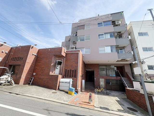 【外観】 | 自由が丘メープル | 手が行き届いた共用部が自慢の、清潔感のあるマンションです。～即日のご見学可能～　お問合せはお気軽に。