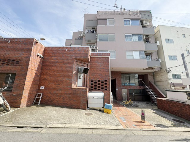 【外観】 | 自由が丘メープル | 手が行き届いた共用部が自慢の、清潔感のあるマンションです。～即日のご見学可能～　お問合せはお気軽に。