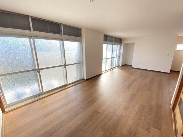 T様布引戸建ての居間・リビング