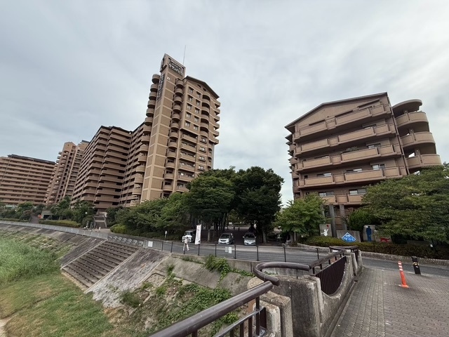 朝日プラザサザンパークB棟の外観