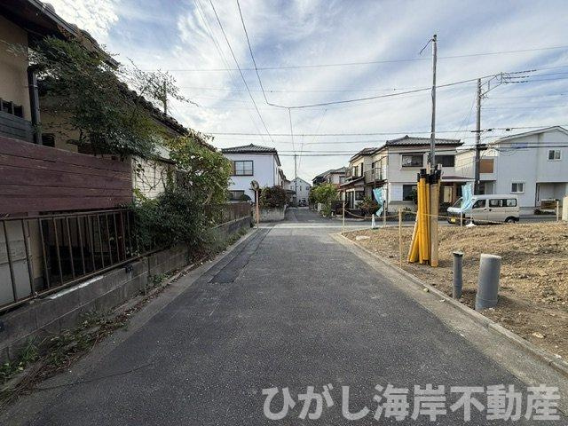 茅ヶ崎市室田２丁目　新築戸建　全２棟の前面道路含む現地写真|10月16日撮影　建築中　現地外観