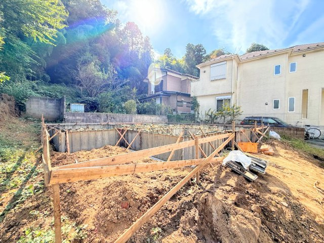 戸塚区舞岡町　新築戸建て　第11の外観|◆ゆったりとした駐車スペースを確保いたしましたので、お車2台駐車できます。自転車やバイクなど、ゆとりのある敷地で置き場所に困ることはないでしょう。