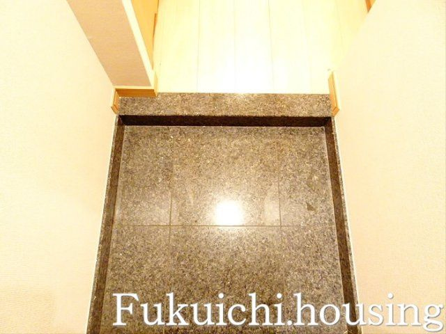ルーブル明大前の玄関