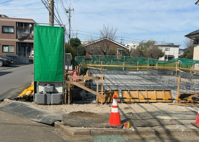 【前面道路含む現地写真】 | 東大沼新築戸建 | 住宅用の土地では前面道路に2m以上接していなければならないと法律で定められています。しかし、お持ちの車のサイズやライフスタイルなどにより、2mでは利便が悪い場合もございますので、事前に確認しましょう。