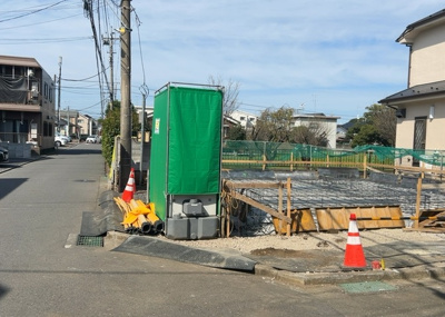 【前面道路含む現地写真】 | 東大沼新築戸建 | お持ちの車種によっては前面道路が広い方が便利でしょう。しかし、前面道路が広ければその分交通量が多くなるため、騒音などが気になる場合があります。実際に現地を見学し、周辺交通量や騒音などを確認しましょう！