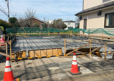 【駐車場】 | 東大沼新築戸建 | 駐車場と明記されていても、最小スペースでつくられた駐車場だと大型車は駐車できなかったり、出入りしにくくなったりする可能性があります。お車のサイズと購入したい物件の駐車場のサイズを現地で確認しましょう。