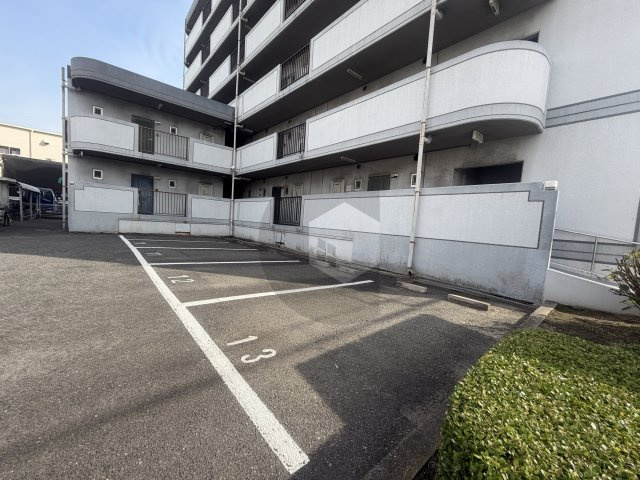 レジデンシア吉田の駐車場