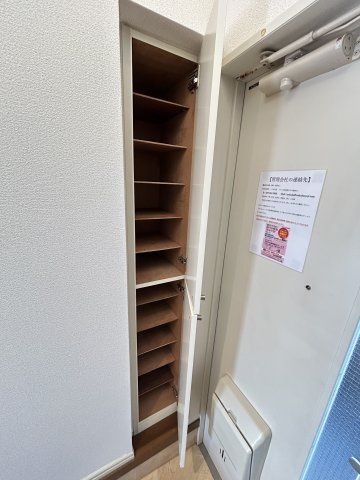 角部屋：～サンシティ春日A棟～の収納|玄関横にシューズボックス完備※B105号室の写真です