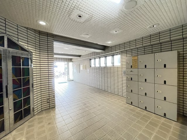寝屋川市中神田町の賃貸マンションのロビー