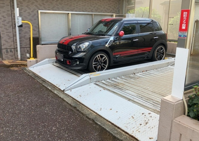 【駐車場】 | ライオンズマンション八王子第６ | 駐車場と明記されていても、最小スペースでつくられた駐車場だと大型車は駐車できなかったり、出入りしにくくなったりする可能性があります。お車のサイズと購入したい物件の駐車場のサイズを現地で確認しましょう。