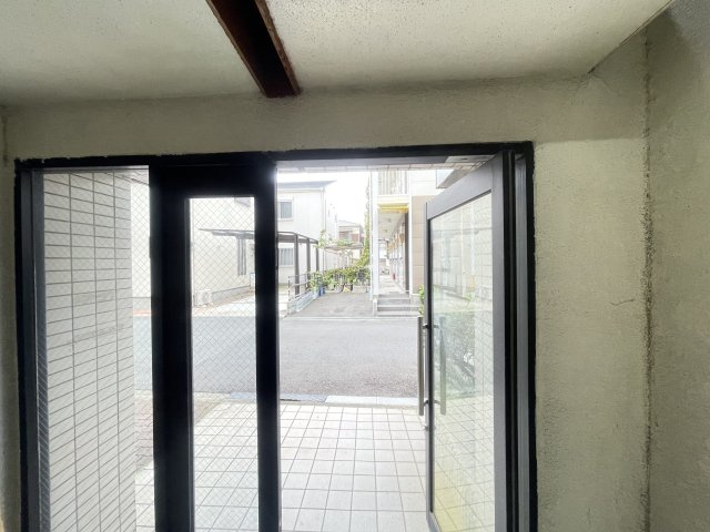 寝屋川市池田旭町の賃貸マンションのエントランス