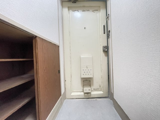 寝屋川市成田西町の賃貸マンションの玄関