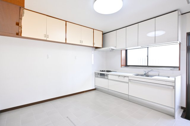 【キッチン】 | 太田市大原町1期　中古戸建住宅 | 7.6帖のダイニングキッチンは収納も多く広々としていて使いやすい♪