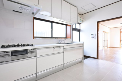 【キッチン】 | 太田市大原町1期　中古戸建住宅 | 白を基調とした明るいキッチンはシンクも広く3口コンロで使いやすい♪