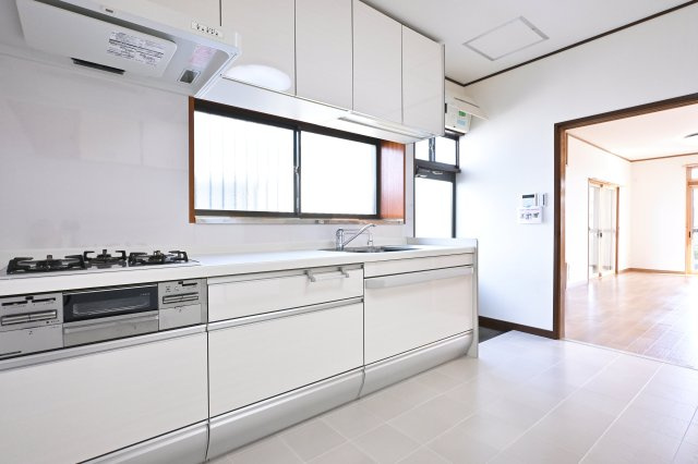 【キッチン】 | 太田市大原町1期　中古戸建住宅 | 白を基調とした明るいキッチンはシンクも広く3口コンロで使いやすい♪
