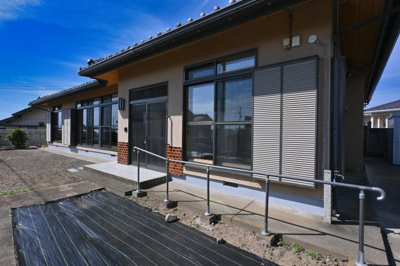 【玄関】 | 太田市大原町1期　中古戸建住宅 | 手すり付きで玄関まで安心して移動が可能です♪
