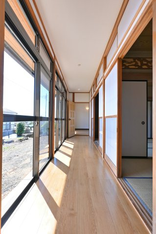 【内装】 | 太田市大原町1期　中古戸建住宅 | 縁側は明るく暖かい陽が入るのでとっても心地よい空間です◎