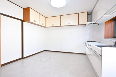 【キッチン】 | 太田市大原町1期　中古戸建住宅 | ダイニングキッチンは広々とした7.6帖！収納もあり使いやすいお部屋です◎