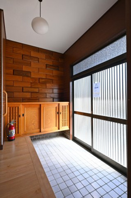 【玄関】 | 太田市大原町1期　中古戸建住宅 | シューズボックス付きの広々とした玄関です♪手すり付きが嬉しい♪