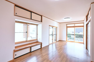 【居間・リビング】 | 太田市大原町1期　中古戸建住宅 | 南向きの大きな窓に東側には出窓を含む２つの窓でとっても明るい♪