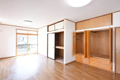 【居間・リビング】 | 太田市大原町1期　中古戸建住宅 | リビングはこんなにたくさんの収納付き！いつもスッキリ片付けられますね♪