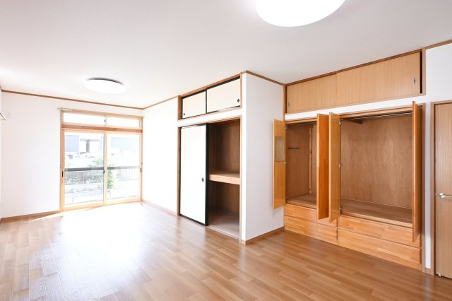 【居間・リビング】 | 太田市大原町1期　中古戸建住宅 | リビングはこんなにたくさんの収納付き！いつもスッキリ片付けられますね♪