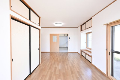 【居間・リビング】 | 太田市大原町1期　中古戸建住宅 | 出窓や二面採光で明るく機能的なリビング♪家族みんなが心地よく過ごせます♪