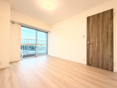 【洋室】 | 恒陽大和マンション | ◆子どものスタディ空間として、あるいは書斎やホビールームとして生活スタイルに合わせて使えるプライベートルーム。居心地のいい落ち着いたインテリアが似合います。