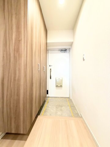 【玄関】 | 恒陽大和マンション | ◆明るい玄関です！散らかりやすい玄関もスッキリする大容量のシューズボックス付き。
