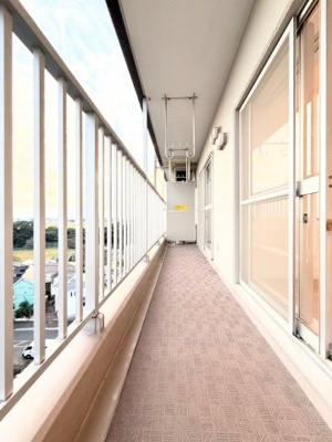 【バルコニー】 | 恒陽大和マンション | ◆明るくて気持ちの良いバルコニー！自然の光がたっぷり差し込み、心地よいひとときを過ごせそうです。