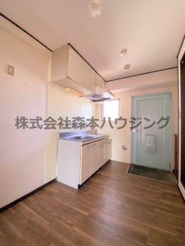 【居間・リビング】 | 　森岡ハイツ | 明るいキッチンスペースです
