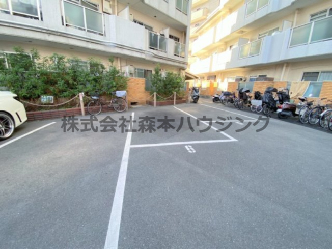 【駐車場】 | 　森岡ハイツ | 駐車場があります