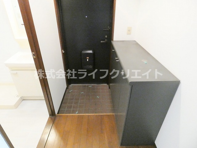 ラミューズの玄関|※修繕前の写真の為、汚れと修繕テープがあります。