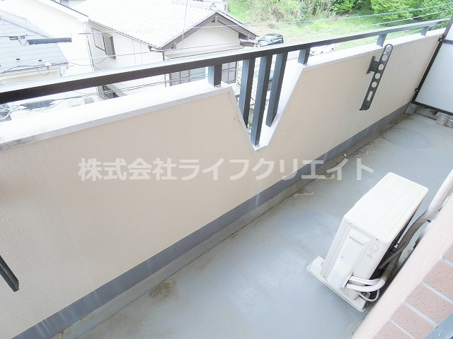 ラミューズのバルコニー|※修繕前の写真の為、汚れと修繕テープがあります。