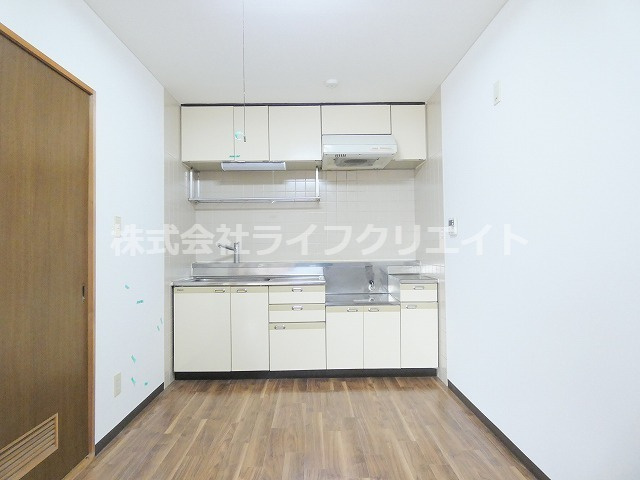 ラミューズのキッチン|※修繕前の写真の為、汚れと修繕テープがあります。