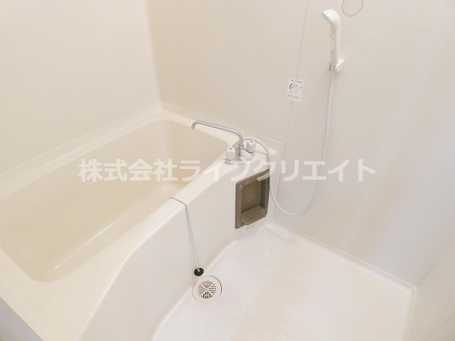 ラミューズの浴室|※修繕前の写真の為、汚れと修繕テープがあります。