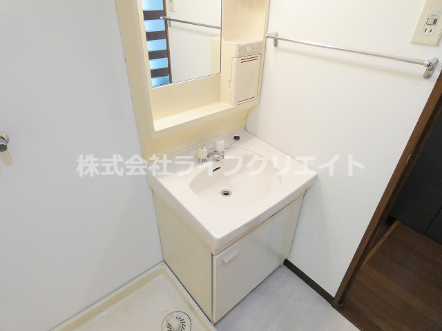 ラミューズの独立洗面台|※修繕前の写真の為、汚れと修繕テープがあります。