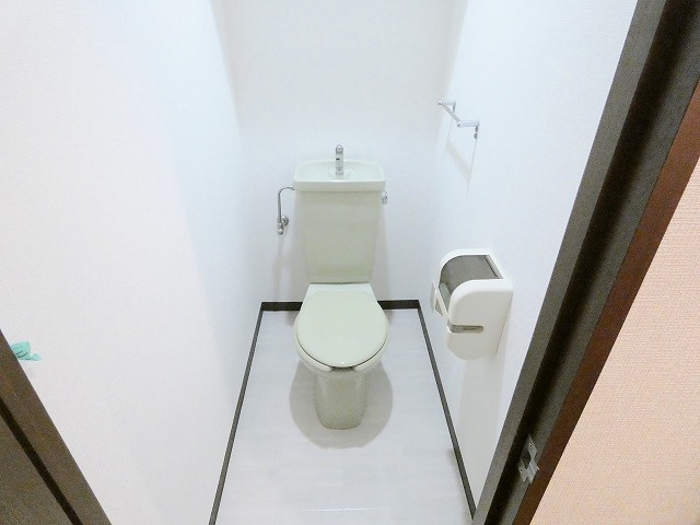 ラミューズのトイレ|※修繕前の写真の為、汚れと修繕テープがあります。