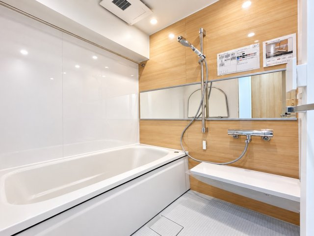 ニューハイム坂町の浴室|ゆとりある浴槽を備えたバスルームは、一日の疲れをゆっくりと癒せる上質なリラックス空間です。
