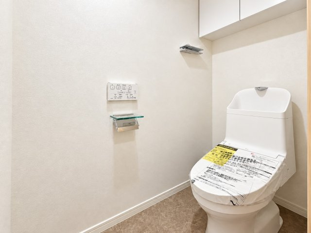 ニューハイム坂町のトイレ|シンプルで無駄のないデザインが印象的なトイレ空間。清掃性にも優れ、日々気持ちよくお使いいただけます。