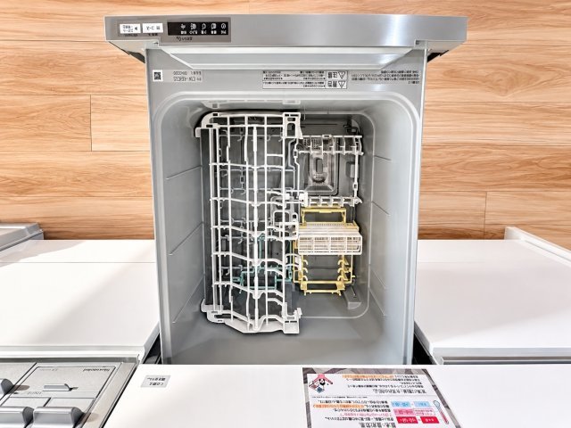 ニューハイム坂町の玄関|家事の負担を軽減する食器洗い乾燥機付きです。