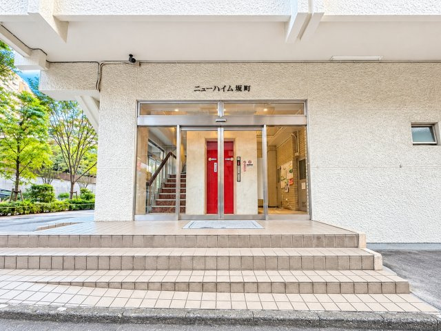 ニューハイム坂町|住まいの第一印象を彩る、上質なエントランス。