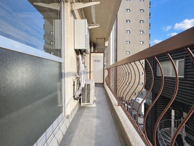 ニューハイム坂町のバルコニー|採光と通風に優れ、室内にも心地よい風と光を取り込む設計となっています。