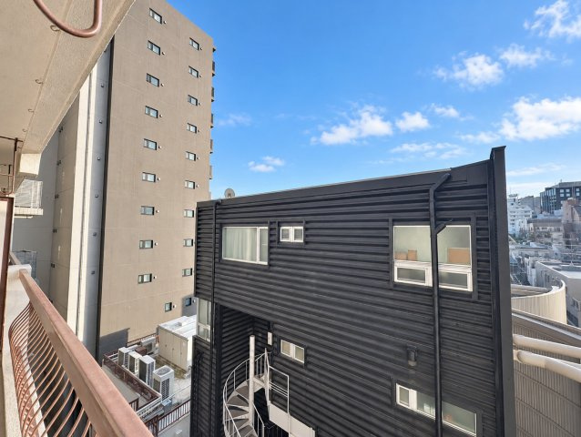 ニューハイム坂町の展望|穏やかな街並みを望む落ち着いた景色が、日常を心地よく彩ります。