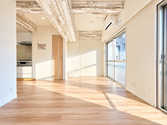 ニューハイム坂町の居間・リビング|窓辺から差し込む柔らかな光が、穏やかな時間を演出。くつろぎのひとときを上質に彩ります。