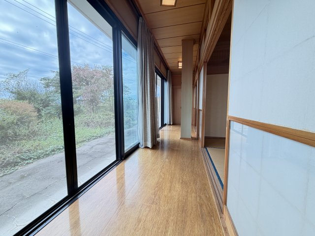 上長磯町中古住宅の居間・リビング|■南面から東面にかけて広縁が続きます♪