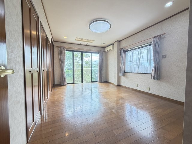 上長磯町中古住宅の洋室|■1階和室は南西角部屋